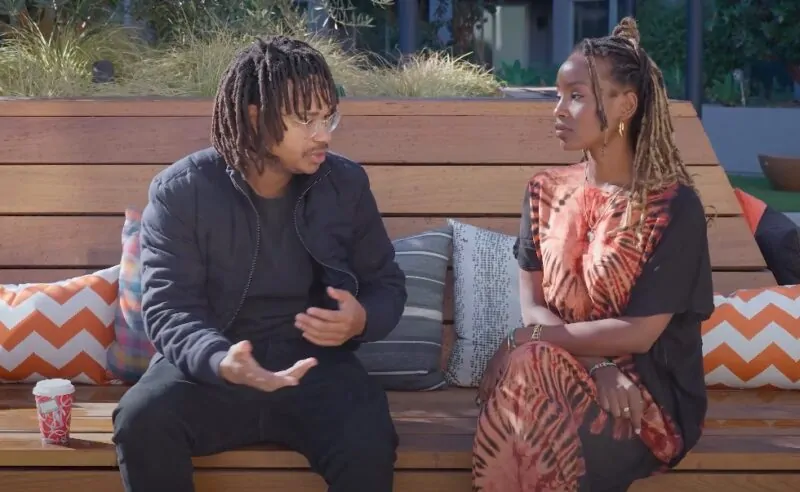 Exchange between two individuals on a wooden bench