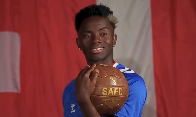 Simon Adingra posing for a picture as a new Sunderland player