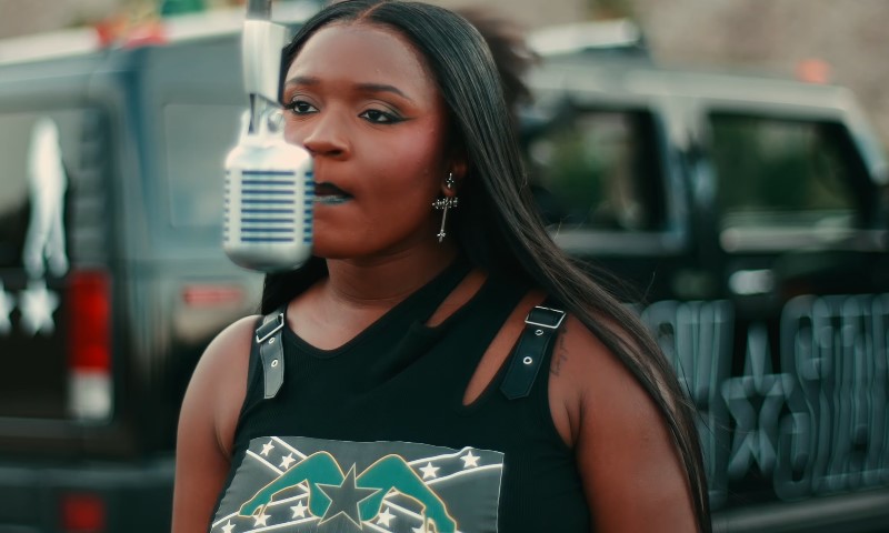 Amaarae sings in a music video